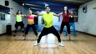 quotDARTE UN BESO REMIXquot ZUMBA CON JONATHAN MEJIA [upl. by Oker]