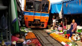 Thailandia treno di Maeklong che passa nel mercato [upl. by Lette]