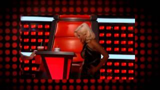 Christina Aguilera se assusta com inseto no The Voice [upl. by Elohcin]