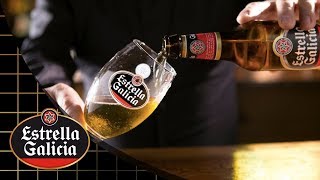 Paso a paso cómo servir una CERVEZA DE BOTELLA  Estrella Galicia [upl. by Nyltyak]