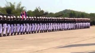 Cette parade militaire en Thaïlande va vous faire halluciner [upl. by Joline]