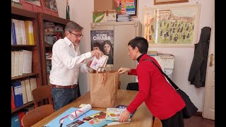 Giulia Andreozzi consegna libri nelle scuole per la giornata contro la violenza di genere [upl. by Ainomar776]