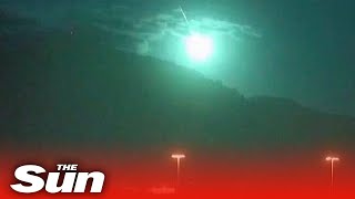 Huge meteor lights up the night sky over Cairns Australia [upl. by Adnolor]