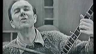 Pete Seeger shows how to play  Skip to my Lou the banjo [upl. by Debbie733]