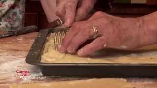 Recette  tourte de blettes aux raisins et aux pignons  Les carnets de Julie [upl. by Oflodor]