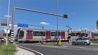 Spoorwegovergang Hoek van Holland Rotterdam en Hoekse Lijn RET Metro B [upl. by Ynnav]