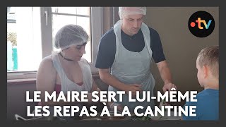 Faute de personnel le maire sert les repas luimême à la cantine scolaire [upl. by Anida]