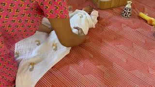 नवजात शिशु को कपड़े मे कैसे लपेटते हैं देखिये  How to swaddle Newborn baby [upl. by Saval218]