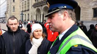 Politie heeft handen vol aan demonstratie tegen Jeugdzorg in Rotterdam [upl. by Maroney]