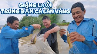 Mưa Kéo Dài Nước Nổi Rủ Ba Và Chú Út Giăng Lưới Trúng Đậm Cá Lăn Vàng Nấu Lá Giang [upl. by Siladnerb113]