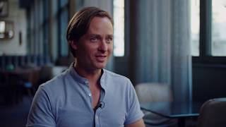 DIE GOLDFISCHE  Tom Schilling über das Rollstuhlfahren  Ab 22319 im Kino [upl. by Adorl]