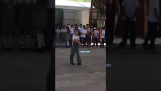 Niños graduandose muy alegres y bailando music andobienarreglado [upl. by Jahncke961]