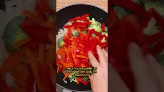 Wok de arroz con verduras y pollo Un salteado perfecto para niños [upl. by Astraea984]