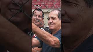 Luis Zubeldía e Muricy Ramalho conversando com torcedores hoje durante o treino no CT da Barra Funda [upl. by Yelsek]