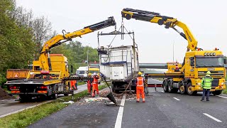 BERGING  Ongeval met twee vrachtwagens op snelweg 🚚 🚛 [upl. by Plante15]