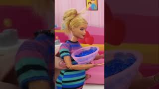 😨😨¿Qué hace Barbie para despertar a Ken La vida de muñecos🤩🤩 [upl. by Lamar]