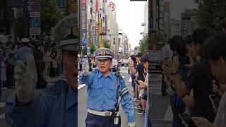 下がるように警察官👮‍♂️に進言される。新宿交通安全パレード [upl. by Bland]