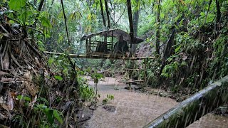 Berkemah diatas aliran sungai saat hujan deras menginap dirumah diatas air [upl. by Ophelia]