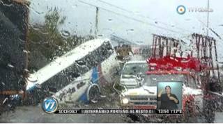 Visión 7  Un colectivo cayó en una zanja en Burzaco [upl. by Ladin]