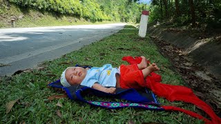 A 17yearold single mother saved her 3monthold baby abandoned on the street [upl. by Tanah582]