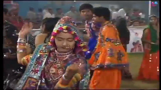 Maa Sheri Valavi Saj Karu Ghare Aavo Ne  Live Garba Song Non Stop For Navratri 2017 [upl. by Akkimat]