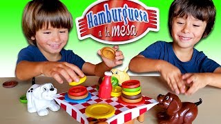 🍔HAMBURGUESA A LA MESA🍔Los PERRITOS TRAVIESOS 👅tiran del mantel juegos en familia para niños [upl. by Leilah965]