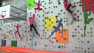 Klettern im Sportuntericht  Warm up Zick Zack an der Kletterwand [upl. by Datha706]