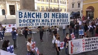 Scuola docenti precari protestano a Montecitorio «Serve stabilità la ripresa delle lezioni [upl. by Latsyrhk]