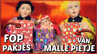 FOPCADEAUTJES 🎁 OP PAKJESAVOND 😱  door Malle Pietje 2019 Bellinga Sinterklaas Vlog [upl. by Oniratac]