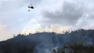 Helicóptero de la Guardia Nacional apagando fuego [upl. by Eutnoj]