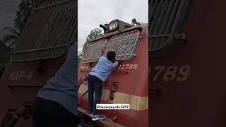 What will happen if OHE Very breaks and falls on the train indianrailways railways train [upl. by Prussian]