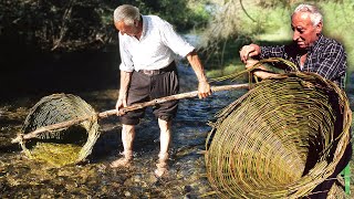 CESTA DE PESCA ancestral hecha de MIMBRE Trenzado a mano por un experto CESTERO y su USO EN EL RÍO [upl. by Gian554]