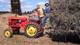 La cavalcade des vieux tracteurs à Cheffois en Vendée [upl. by Wakeen]