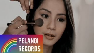 DJAKA  Mencari Pengganti Dirimu Official Music Video [upl. by Hanahs]