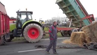 Les agriculteurs bloquent La Rochelle [upl. by Jessalin]