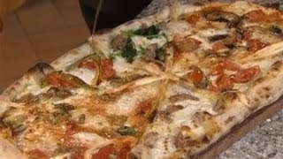 La pizza al metro di Antonino Esposito [upl. by Elleahcim]