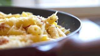 Pasta carbonara  Italiensk pastaret med sprødstegt panchetta [upl. by Honan694]