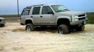 2000 Tahoe Z71 pulling out stuck suburban [upl. by Caffrey700]