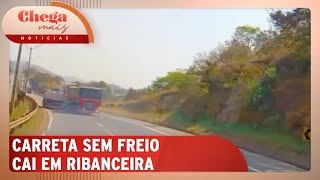 Carreta sem freio acerta veículos e motorista morre  Chega Mais Notícias 120924 [upl. by Arlon584]