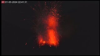 Jan 3 2024 night 2 Strombolian eruptions amp rolling lava boulder from Semeru volcano [upl. by Zirkle]