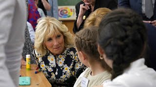 Jill Biden besucht Flüchtlinge in Rumänien quotMütter tun alles für ihre Kinderquot [upl. by Noevart362]