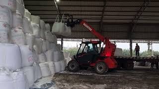 Manitou Telehandler for unloading jumbo bags from Truck [upl. by Eihs]