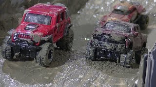 Hot Wheels Mud Track Off Road Battle Tournament Race\Carros offroad Hot Wheels na corrida de lama [upl. by Htidra]