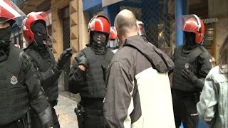 Un Ertzaina alude a la Ley mordaza ante insultos [upl. by Sirehc64]