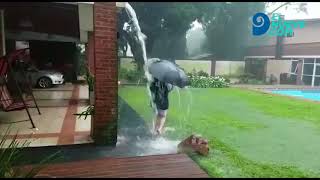 Durante una intensa tormenta un rayo cae en el patio donde juega un niño en Misiones [upl. by Nyl]