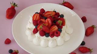 Recette Pavlova aux fruits rouges Meringue croquante amp fondante [upl. by Dede]