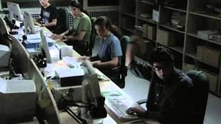 Hackers Crackers y Piratas Informaticos Peligros en la red 2001 Documental de Hacking [upl. by Tnilc674]