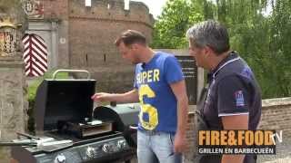 Pizza met gegrilde kip tomaat en mozzarella  FireampFood TV  Barbecue [upl. by Juno]