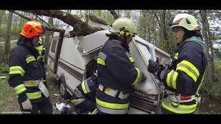 Unfall durch Unwetter  Baum stürzt auf Wohnwagen und verletzt 3 Personen [upl. by Eimirej827]