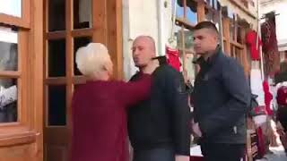 Report Tv  Gjirokastër qytetarja përplaset me truprojat e Presidentit Metës [upl. by Skyler]